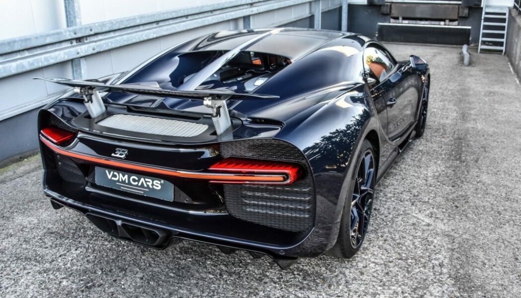 Bugatti Chiron hầm hố với thân xe bằng sợi carbon xanh dương