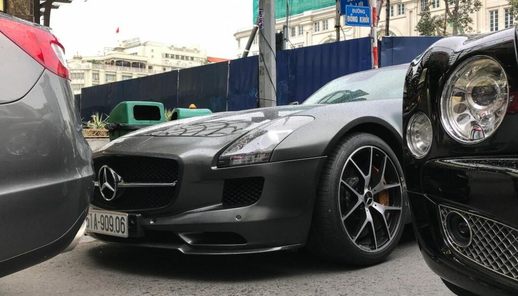 Bắt gặp Mercedes SLS AMG GT Final Edition trên đường phố Sài Gòn