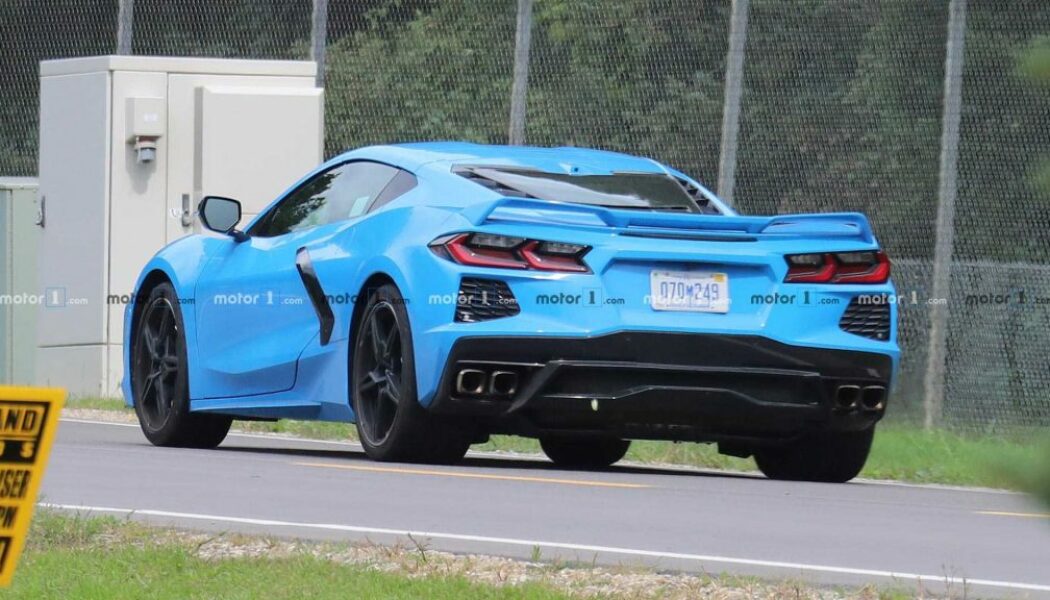 Chevrolet Corvette C8 bị bắt gặp với màu sơn xanh “xì trum”