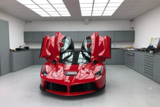 Sao Arsenal chơi trội khi thay áo cho siêu phẩm Ferrari LaFerrari