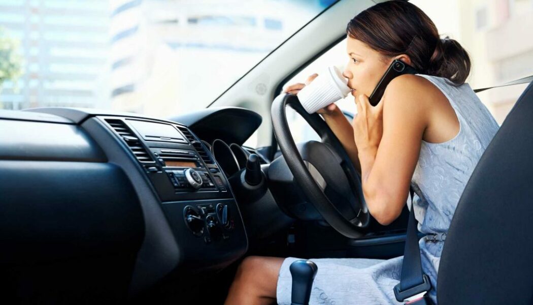 6 mẹo vặt giúp tránh phân tâm khi lái xe