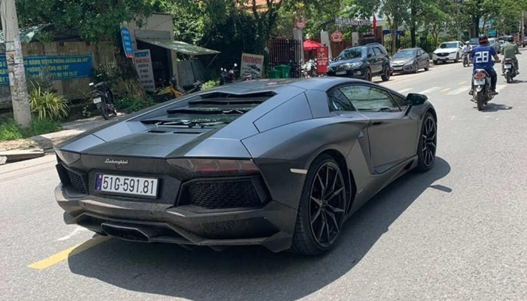 Lamborghini Aventador dán đen mờ bất ngờ xuất hiện tại Phú Quốc