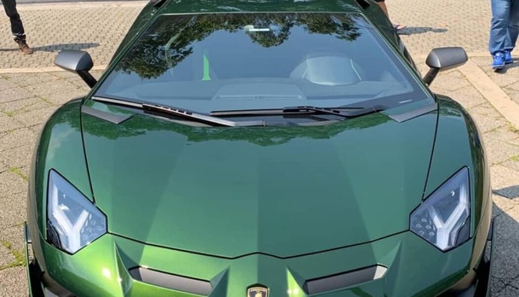 Cận cảnh màu sơn độc Verde Ermes trên Lamborghini Aventador SVJ