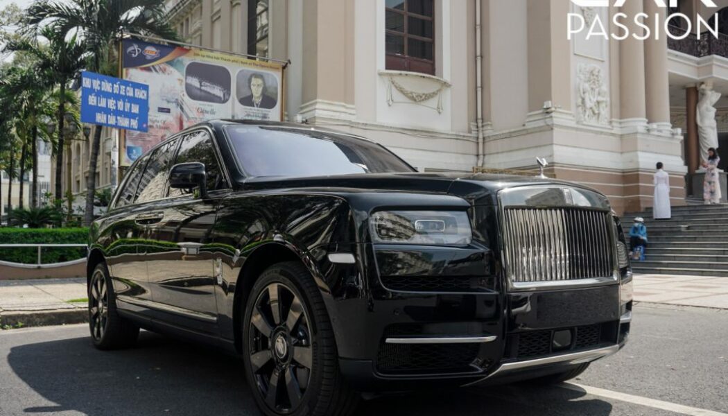 SUV đắt giá Rolls-Royce Cullinan lần đầu xuất hiện trên đường phố Sài Gòn