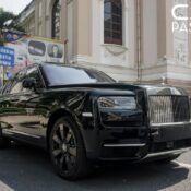 SUV đắt giá Rolls-Royce Cullinan lần đầu xuất hiện trên đường phố Sài Gòn