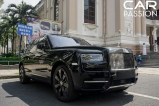 SUV đắt giá Rolls-Royce Cullinan lần đầu xuất hiện trên đường phố Sài Gòn