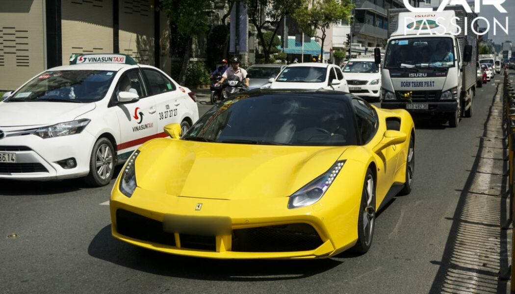 Ngắm nhìn vẻ đẹp của Ferrari 488 GTB với lớp sơn vàng Giallo Modena nổi bật