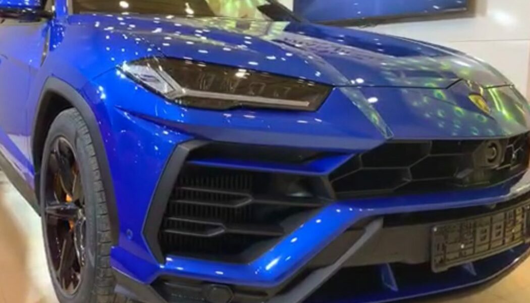 Lộ diện Lamborghini Urus thứ năm tại Việt Nam với màu sơn lạ mắt