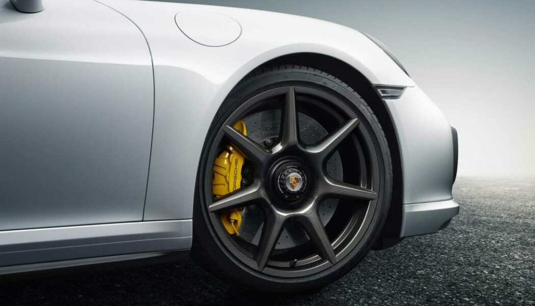 Khám phá điều đặc biệt ở logo tại bánh xe của Porsche