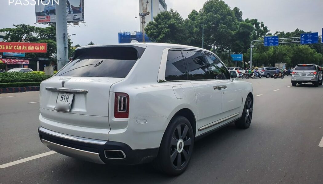 Bắt gặp Rolls-Royce Cullinan màu trắng dạo phố Sài Gòn