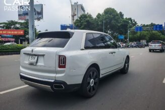 Bắt gặp Rolls-Royce Cullinan màu trắng dạo phố Sài Gòn