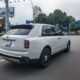 Bắt gặp Rolls-Royce Cullinan màu trắng dạo phố Sài Gòn