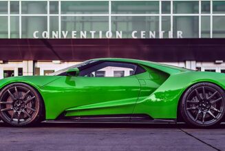 Ford GT nổi bật với màu sơn xanh lá của Lamborghini Huracan