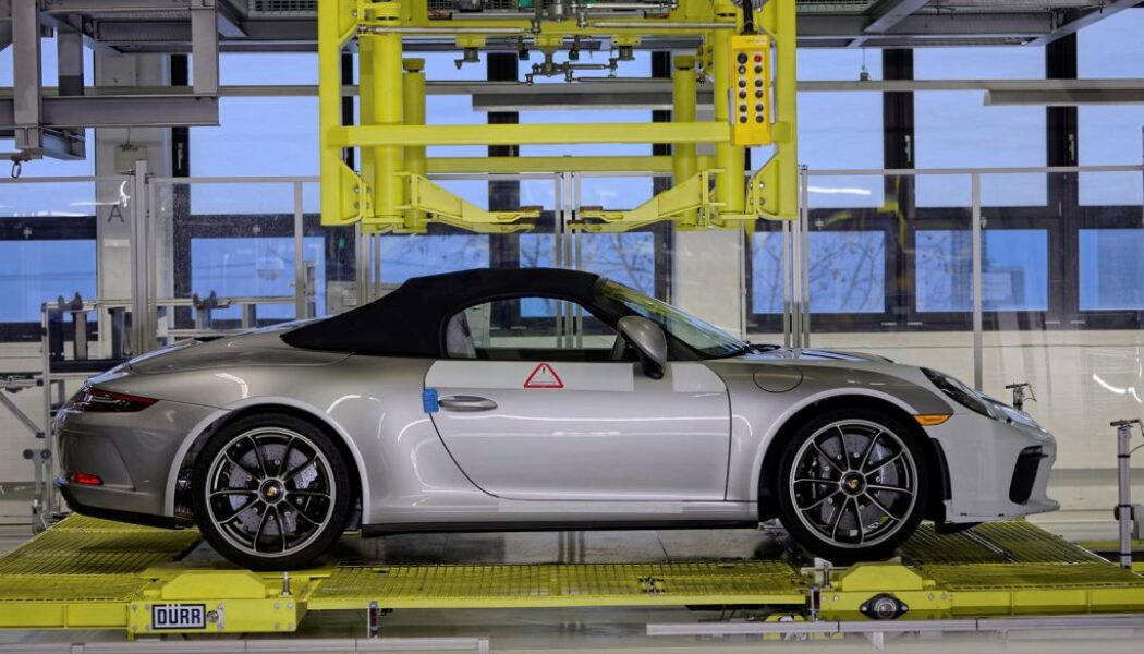 Chiếc Porsche 911 (991) cuối cùng đã lăn bánh khỏi dây chuyền sản xuất