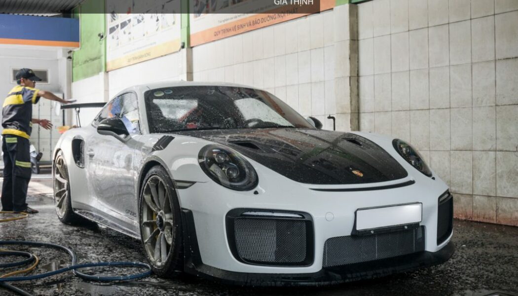 Chi tiết Porsche 911 GT2 RS màu Carrera White tại Sài Gòn