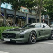 Mercedes-Benz SLS AMG GT Final Edition nam tính trong lớp áo màu xanh quân đội