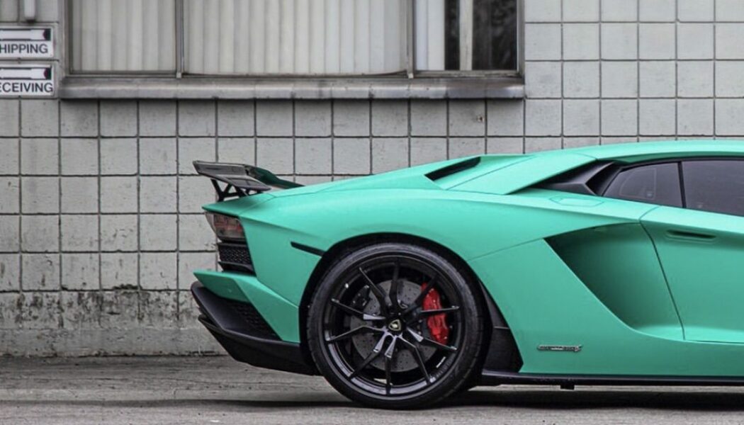 Nam ca sĩ Justin Bieber “tân trang” Lamborghini Aventador S bằng lớp áo màu xanh nổi bật