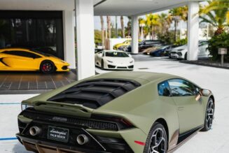 Lamborghini Huracán EVO xuất hiện ấn tượng trong màu sơn xanh quân đội