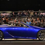 Lexus LC500 Convertible bản thương mại đầu tiên được bán với giá 2 triệu Đô