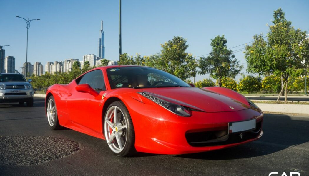 Ngắm nhìn vẻ đẹp của Ferrari 458 Italia trên đường phố Sài Gòn