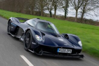 Aston Martin Valkyrie lần đầu tiên xuất hiện trên đường phố