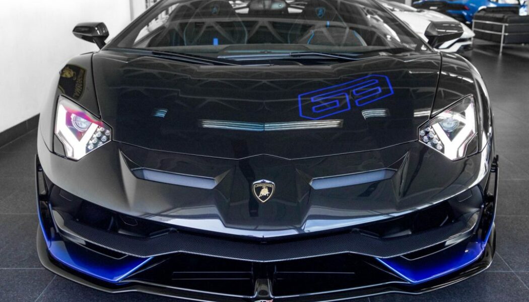 Chiêm ngưỡng Lamborghini Aventador SVJ 63 với phối chuyển màu xanh-đen nổi bật