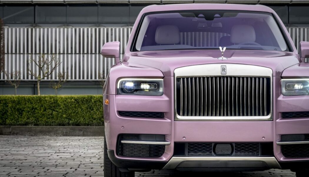 Bộ đôi Rolls-Royce Cullinan với màu sơn bespoke Passion Pink và Bala Blue đặc biệt