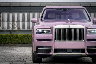 Bộ đôi Rolls-Royce Cullinan với màu sơn bespoke Passion Pink và Bala Blue đặc biệt