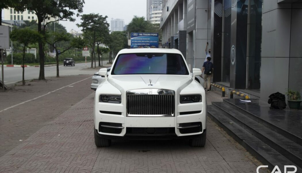 Chiêm ngưỡng Rolls-Royce Cullinan xuất hiện trên đường phố Hà Nội