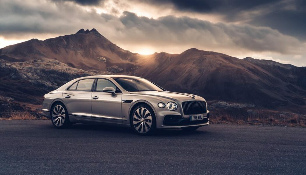 Khám phá hàng ghế sau sang trọng của Bentley Flying Spur thế hệ mới