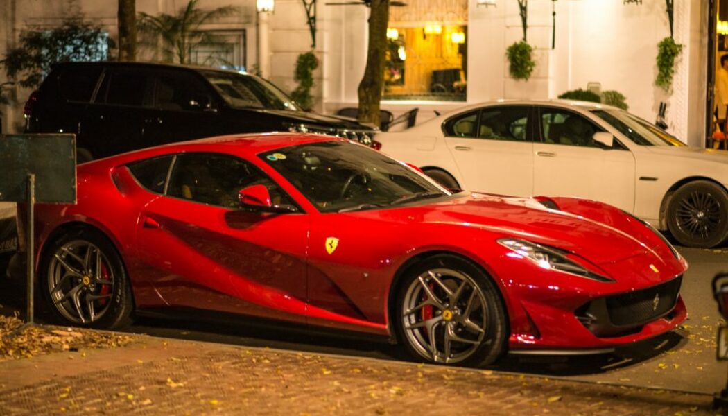 “Hàng hiếm” Ferrari 812 Superfast xuất hiện trên đường phố Hà Nội