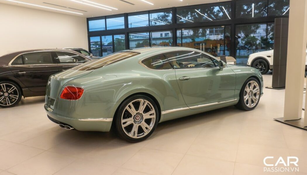 Chiêm ngưỡng Bentley Continental GT V8 màu xanh độc đáo