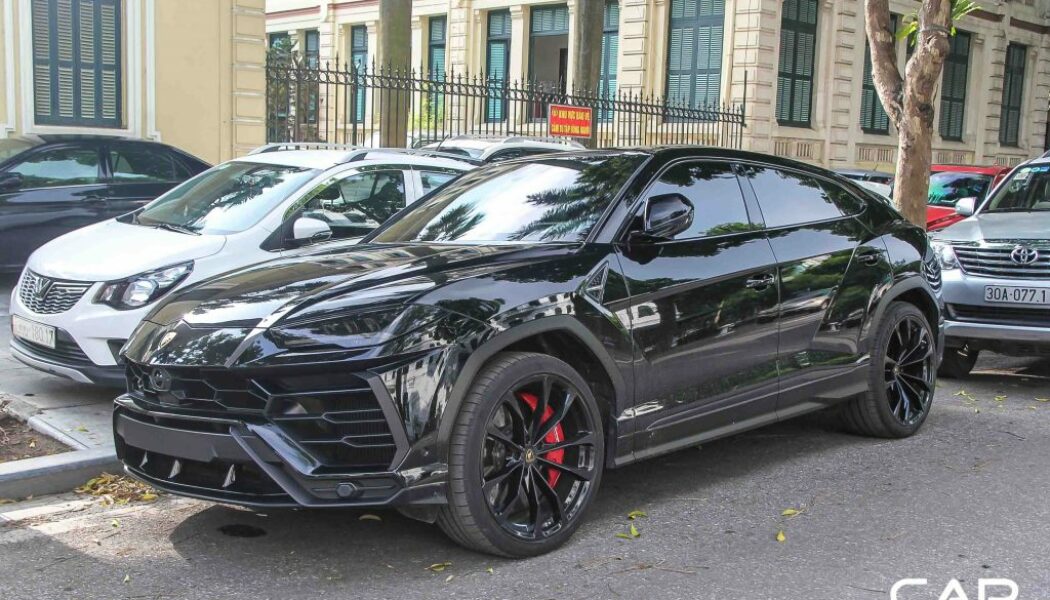 “Hàng hiếm” Lamborghini Urus màu đen tái xuất trên đường phố Hà Nội