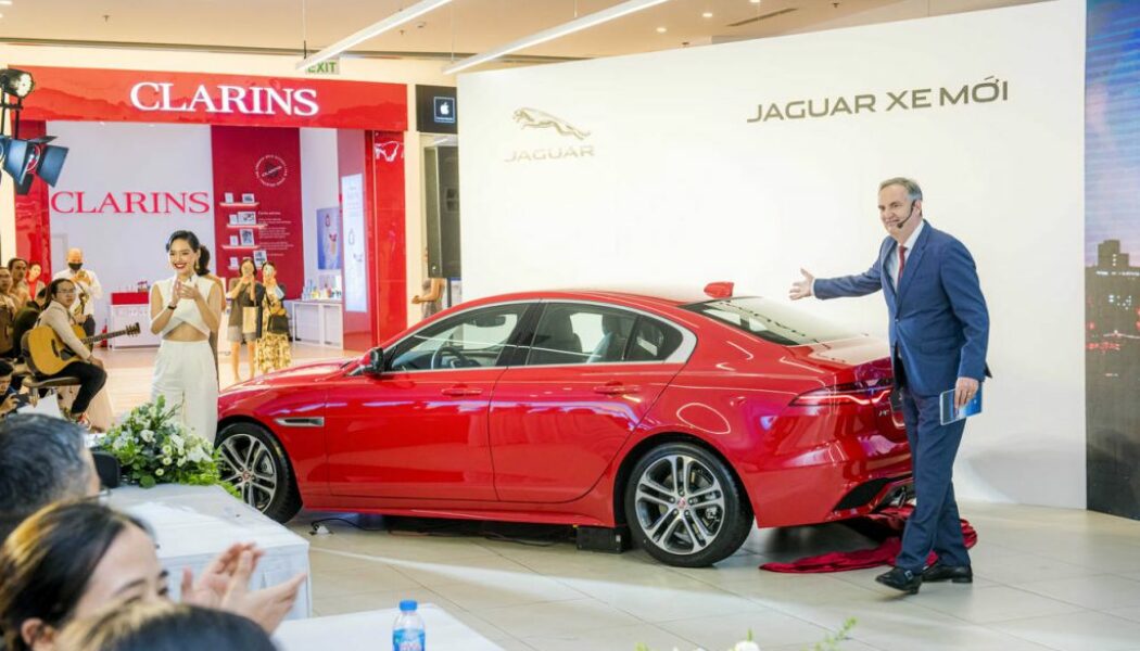Jaguar XE 2020 và Land Rover Discovery Sport 2020 ra mắt Việt Nam