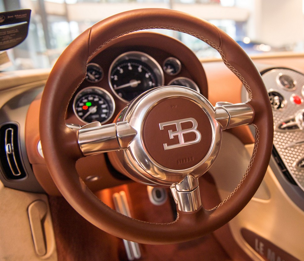 Amian-Bugatti-Veyron-Steering-Wheel-April-2014-72-dpi-by-Ian-Hunt-DSC_4290.jpg