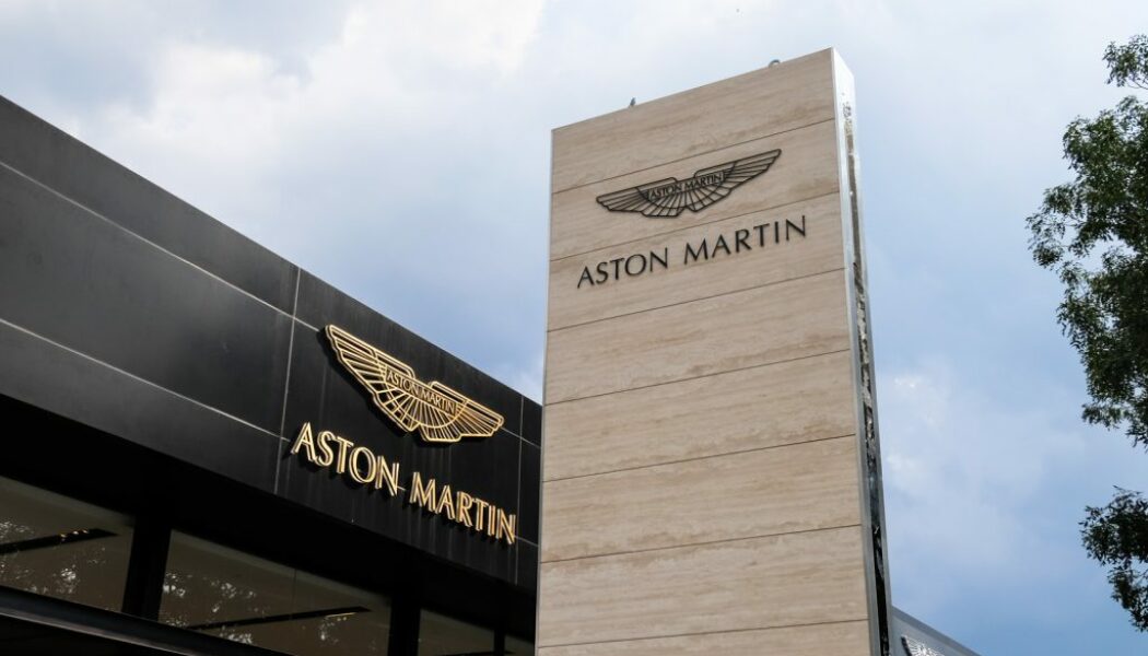 Aston Martin DB11 màu trắng Morning Frost – Nét đẹp quý tộc Anh có giá 15,168 tỉ Đồng