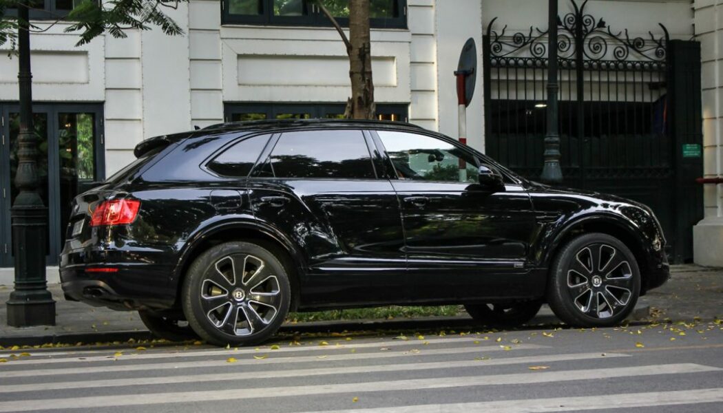 Bentley Bentayga Design Series bất ngờ xuất hiện trên đường phố Hà Nội
