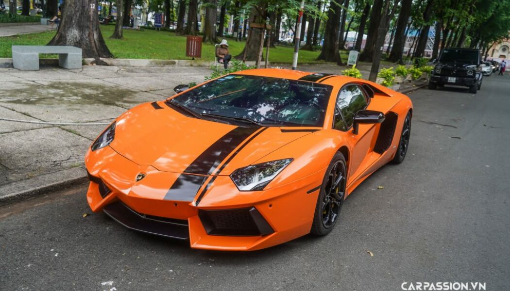 Lamborghini Aventador LP700-4 trắng mờ thay áo cam nổi bật