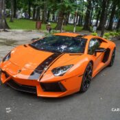 Lamborghini Aventador LP700-4 trắng mờ thay áo cam nổi bật