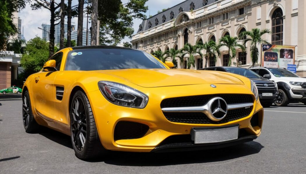 Bắt gặp “hàng hiếm” Mercedes-AMG GT S màu vàng Solar Beam Yellow trên đường phố