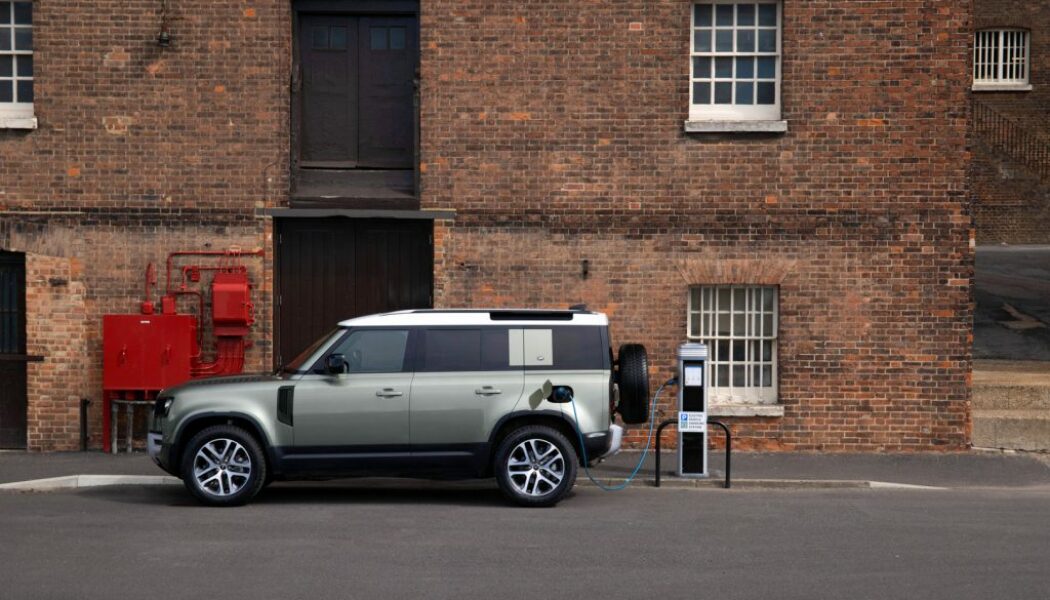 Land Rover ra mắt Defender phiên bản Plug-in Hybrid cùng biến thể với động cơ mới