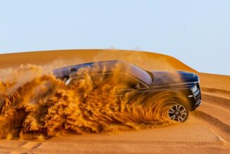 Rolls-Royce Cullinan chinh phục đồi cát ấn tượng tại Dubai