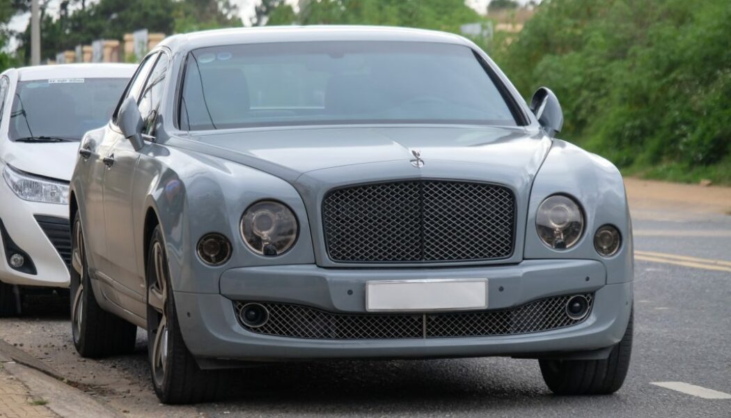 Bentley Mulsanne Speed cá tính hơn với lớp decal màu xám xi-măng