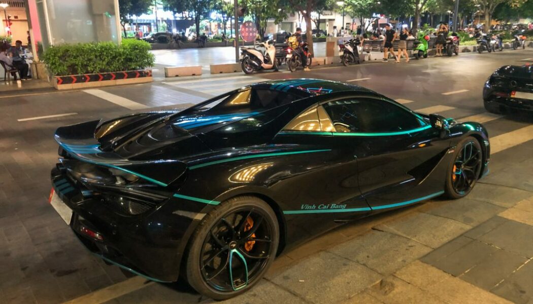 Bắt gặp McLaren 720S Spider với diện mạo cá tính dạo phố đêm cùng dàn siêu xe đắt giá