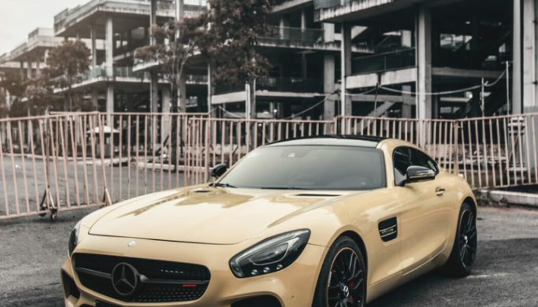 “Ly cà phê sữa” Mercedes-AMG GT S khoe dáng giữa lòng Sài Gòn