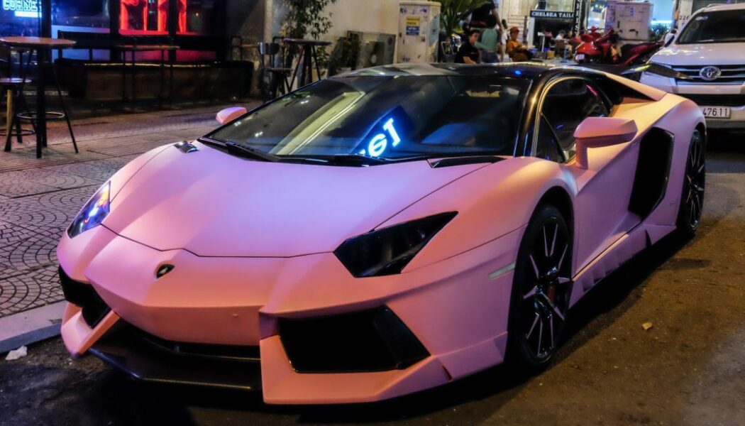 “Siêu bò” Lamborghini Aventador độ Novitec Torado khoác áo màu hồng nữ tính xuống phố