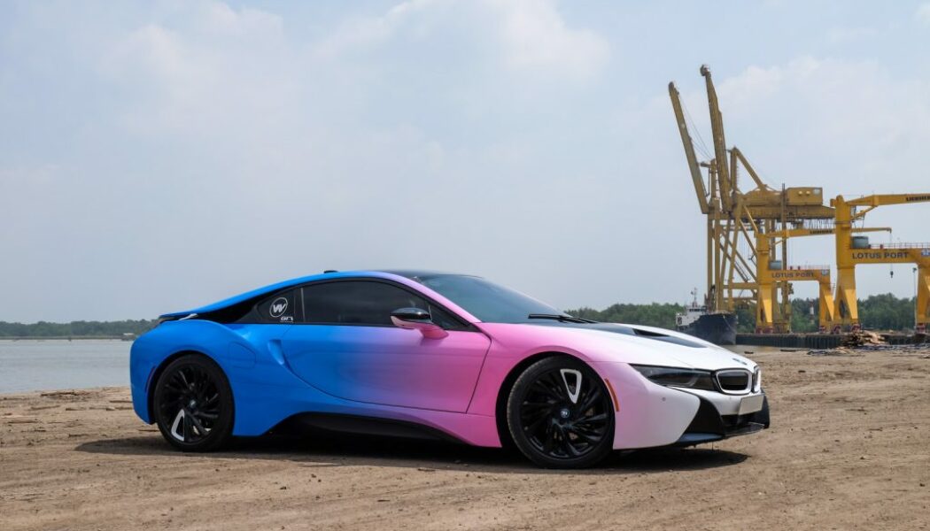 Tay chơi xe Sài Gòn “lột xác” BMW i8 theo phong cách chuyển màu ấn tượng