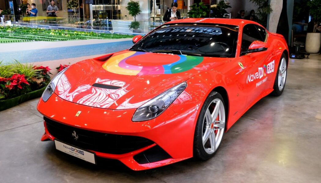 “Siêu ngựa” Ferrari F12 Berlinetta tỏa sáng tại sự kiện ra mắt Novaland Gallery