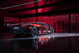 Lamborghini ra mắt Aventador S độc đáo kết hợp với nhà thiết kế Yohji Yamamoto