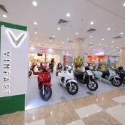 VinFast đồng loạt khai trương 21 showroom ô tô và xe máy điện